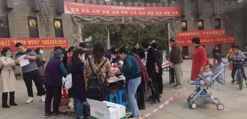 扭转全坤，牛气冲天，辖区书法家免费给居民写对联献爱心 贺新春