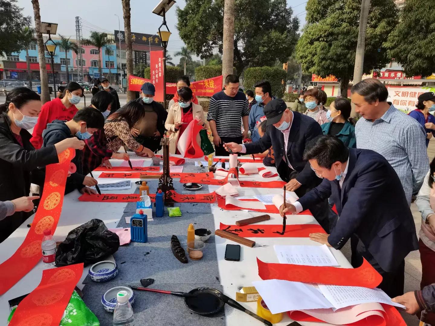 扭转全坤，牛气冲天，辖区书法家免费给居民写对联献爱心 贺新春