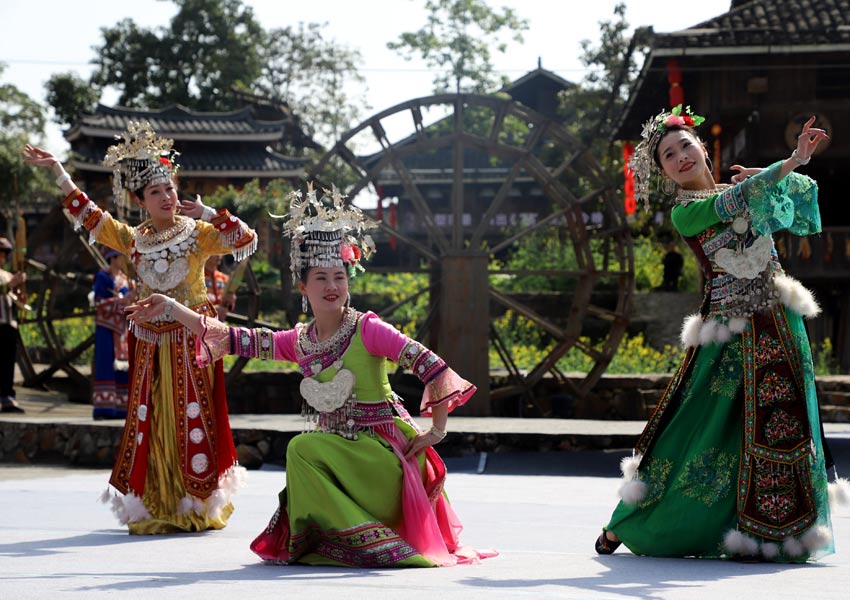 苗族民俗展示《犀牛》。