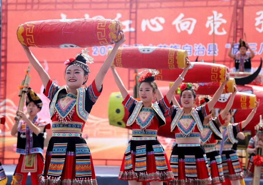 《苗鼓笙歌》舞蹈表演。