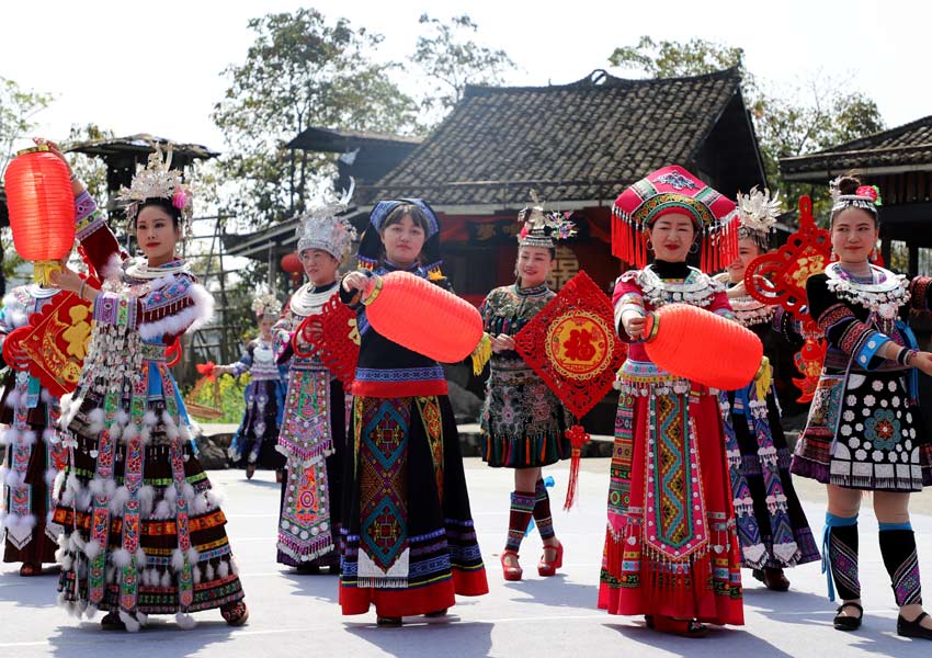 民族服装展示。