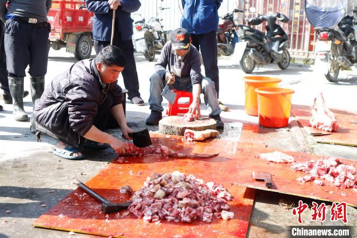 男同胞早起准备百家宴。　梁强 摄