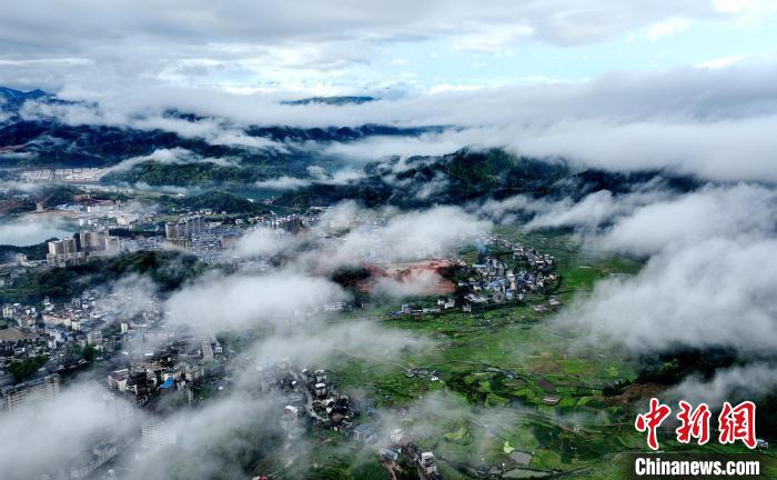 3月25日，无人机拍摄的三江侗族自治县县城平流雾美景。　吴练勋 摄