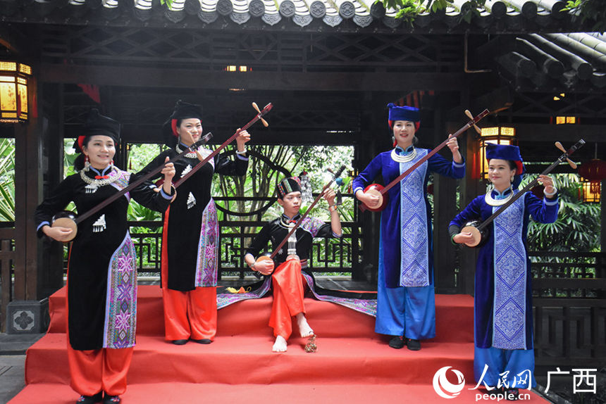 天琴艺术。人民网 王功孝摄