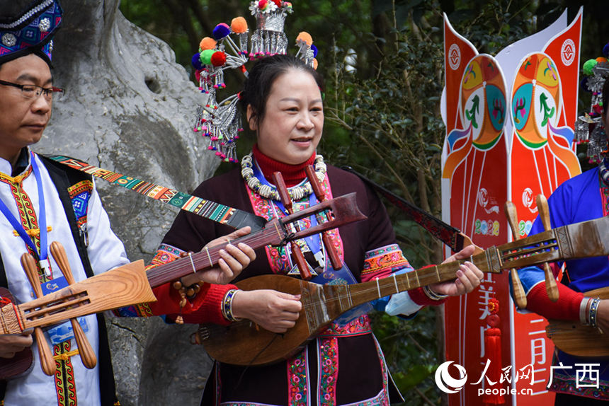民族特色歌舞。人民网 王功孝摄