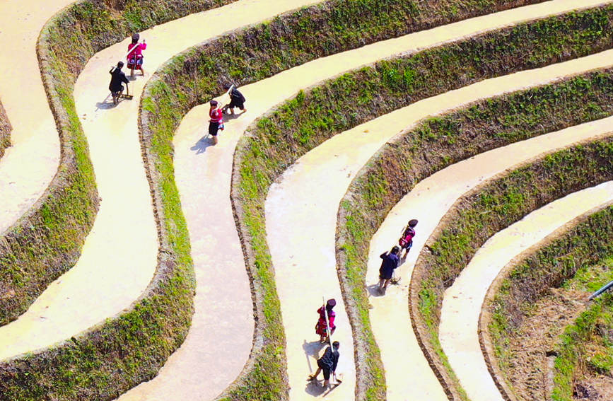 村民在梯田上劳作。潘志祥摄