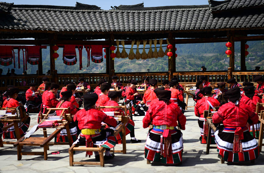 瑶族妇女在手工刺绣。潘志祥摄