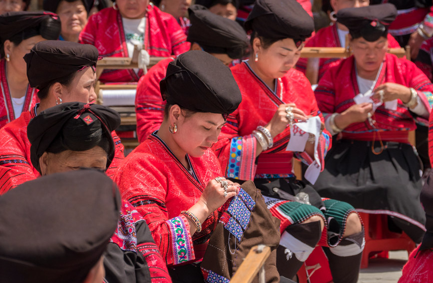 瑶族妇女在手工刺绣。潘志祥摄
