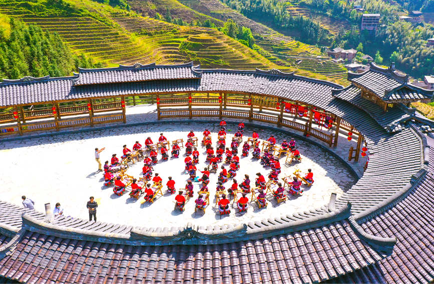 瑶族妇女参加刺绣、纺织竞技航拍图。潘志祥摄