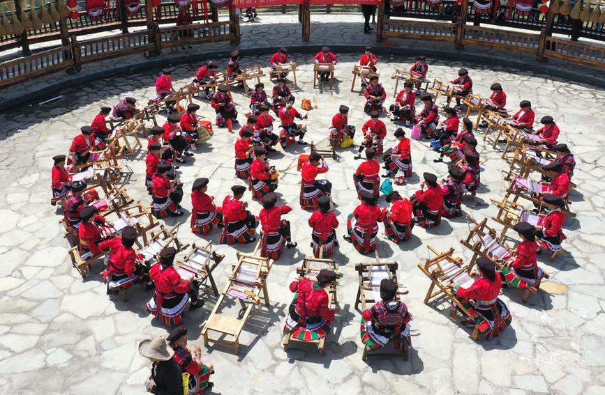 瑶族妇女在参加刺绣、纺织竞技。潘志祥摄