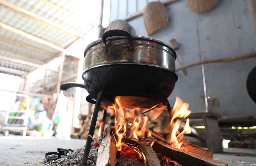 蒸“桐叶粑”。三江侗族自治县融媒体中心供图