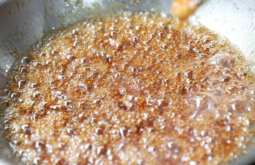 熬制糖水。三江侗族自治县融媒体中心供图