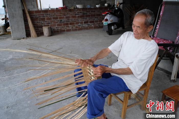 竹编匠人正在编织竹筐。 刘俊聪 摄 竹编匠人正在编织竹筐。 刘俊聪 摄