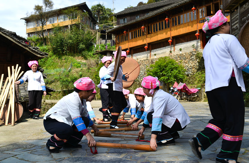 村民在排练民族舞蹈迎接外来游客。潘志祥摄