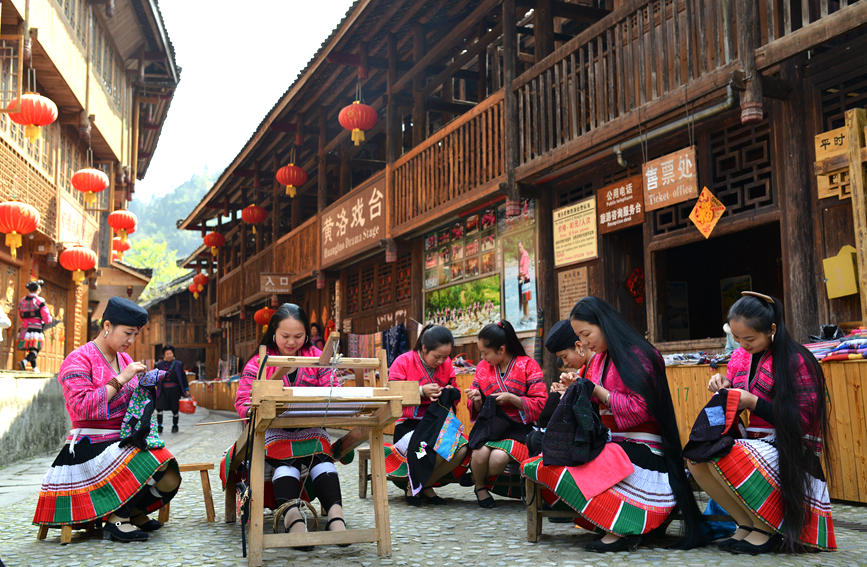 在金江村，红瑶服饰制作工艺是一道亮丽的风景。潘志祥摄