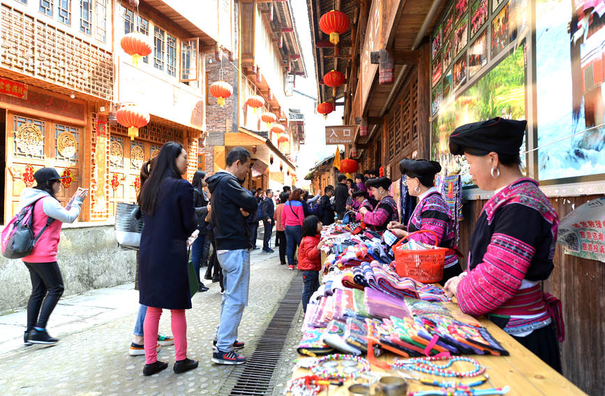 前来金江村旅游的游客络绎不绝。潘志祥摄