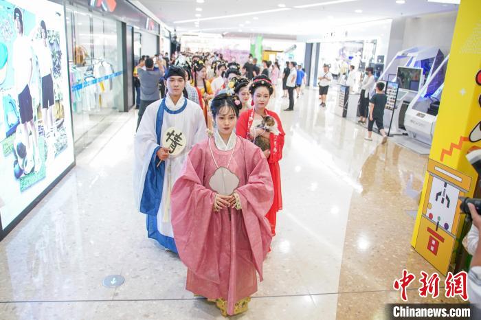 图为广西南宁汉服爱好者身着传统服饰进行巡游。 陈冠言 摄 图为广西南宁汉服爱好者身着传统服饰进行巡游。 陈冠言 摄