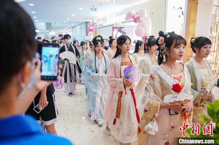 图为广西南宁汉服爱好者身着传统服饰进行巡游。 陈冠言 摄 图为广西南宁汉服爱好者身着传统服饰进行巡游。 陈冠言 摄