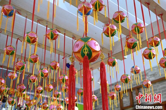 旧州景区内，手工艺人制作的绣球。　王以照 摄