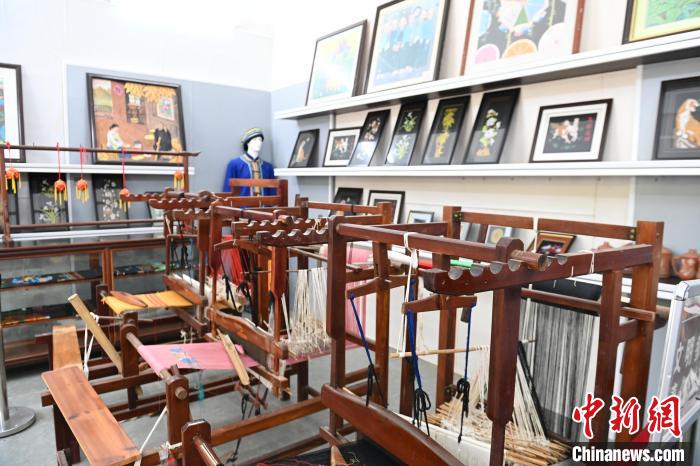 博物馆内展出的传统织布机。　王以照 摄