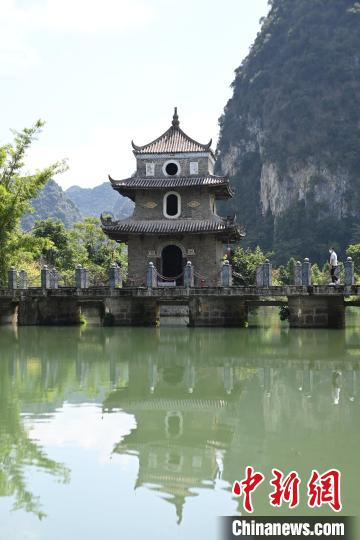 旧州景区文昌阁倒映在河中，形成一幅山水画卷。　王以照 摄