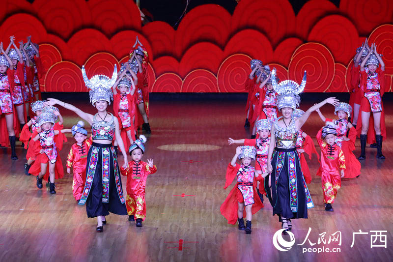 图为柳州“东方梦工场”狂欢艺术节文艺演出。人民网 付华周摄