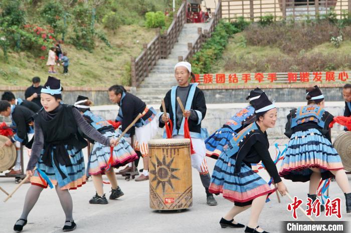 白裤瑶居民正在跳“猴棍舞”。　韦国政 摄