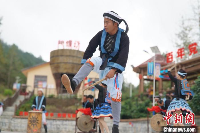 白裤瑶居民正在跳“猴棍舞”。　韦国政 摄
