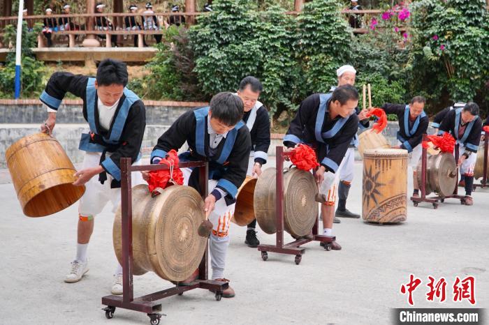 白裤瑶居民正在敲击铜鼓。　韦国政 摄