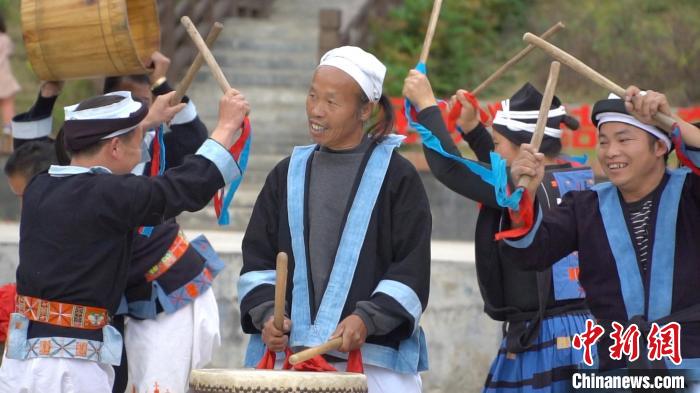 白裤瑶居民跳“猴棍舞”时，一人击打皮鼓以指挥鼓点。　韦国政 摄