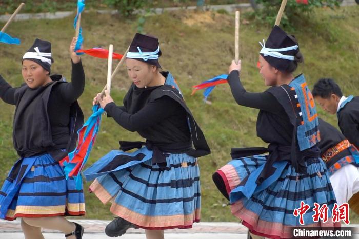 白裤瑶居民正在欢跳“猴棍舞”。　韦国政 摄