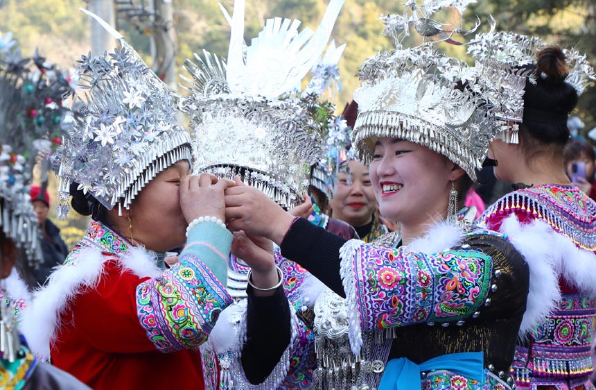 苗族同胞互相敬酒。