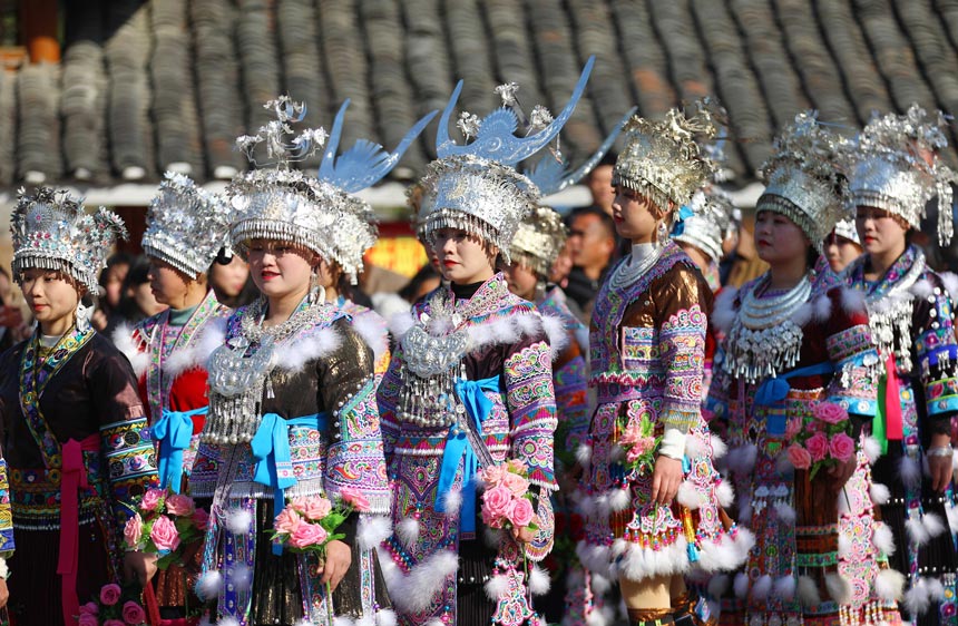 身着民族服装的苗族姑娘。