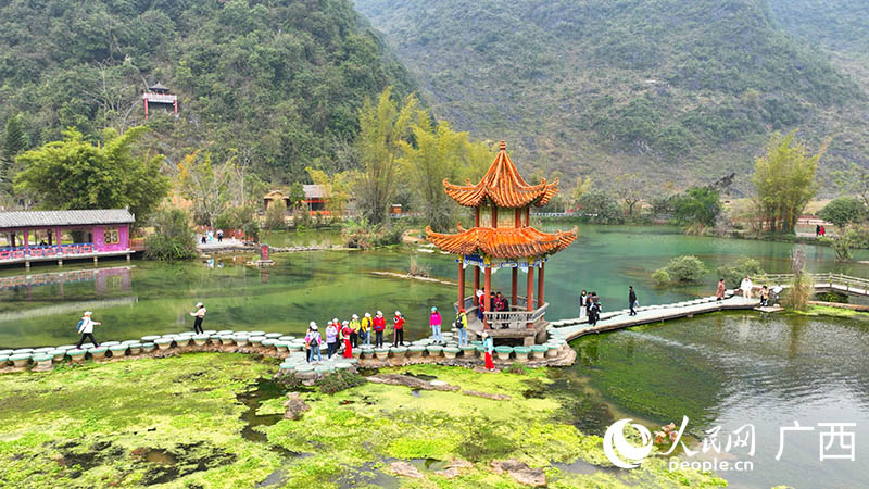 人们在鹅泉惬意游玩。人民网 付华周摄 人们在鹅泉惬意游玩。人民网 付华周摄