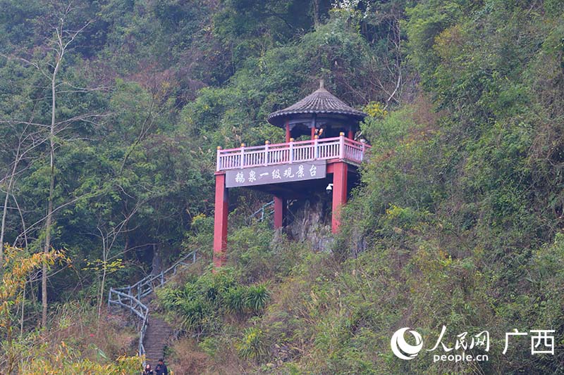建在半山腰的观景台。人民网 付华周摄 建在半山腰的观景台。人民网 付华周摄