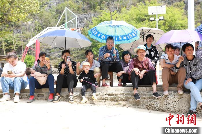 图为彩排时，有很多村民前来围观。　王伟臣 摄