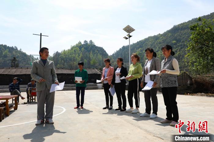 图为梁进操(左一)指导演员。　王伟臣 摄