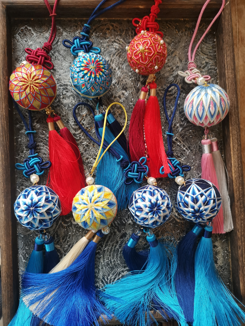 多彩的茉莉手鞠绣球。吴彩冰摄