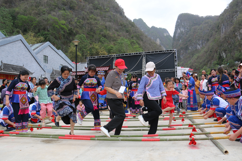 竹竿舞表演。范进摄