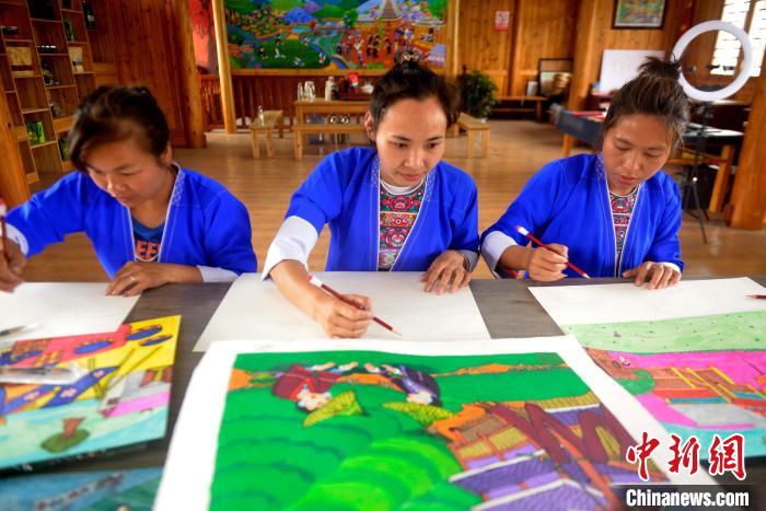 图为学员认真作画。　滚亿忠 摄