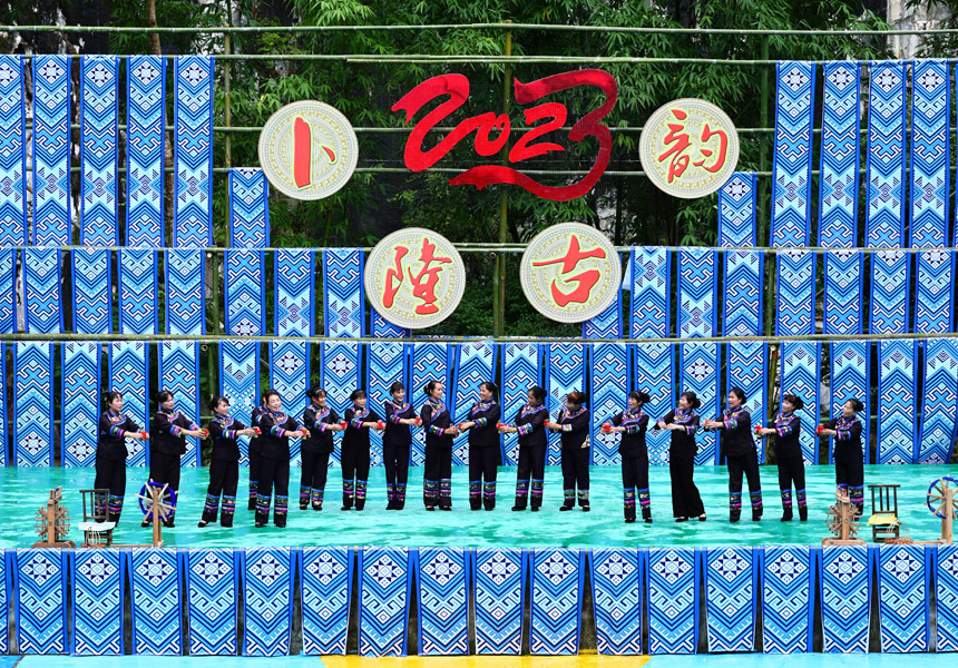 敬酒歌表演。杨必盛摄