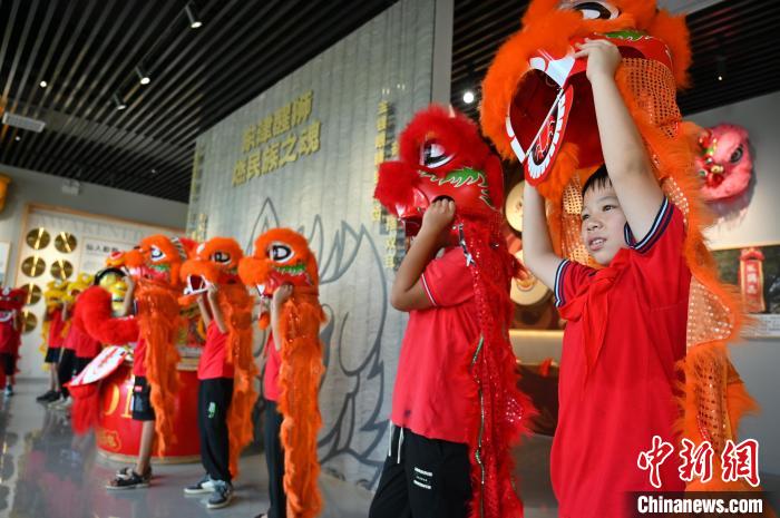 小朋友学习醒狮表演。　俞靖 摄