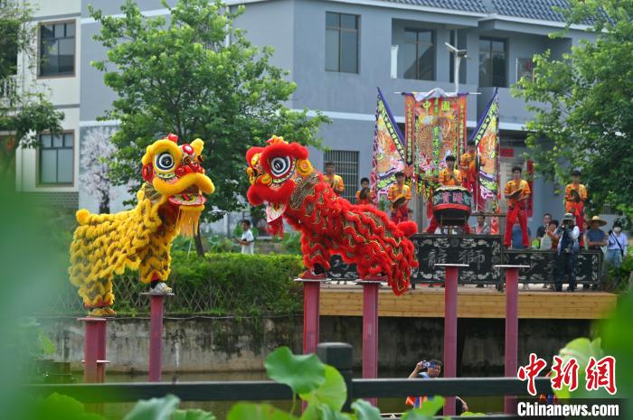 图为水上醒狮。　俞靖 摄