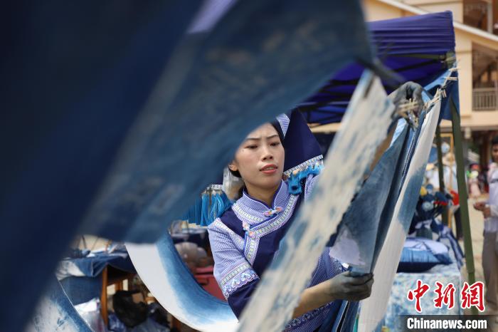 民众现场制作各种款式的壮族服饰。　陆原令 摄