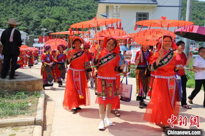 身着少数民族服装的外嫁女回到四安村参加活动。　陆原令 摄