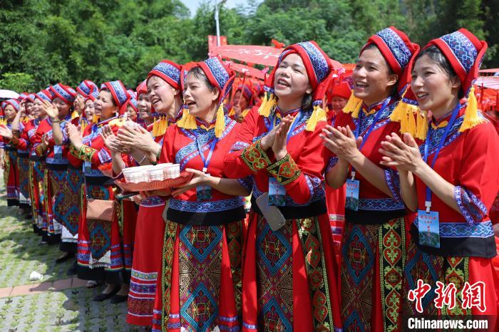 民众在活动现场积极参与互动。　陆原令 摄