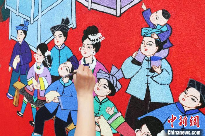 三江侗族农民画题材鲜明，反映乡村生活，宣传乡风文明。　龚普康 摄