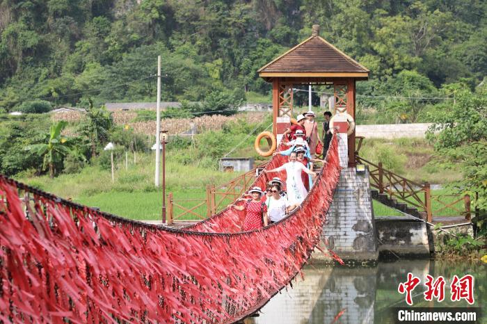 图为游客正在通过景区里的“鹊桥”。文嘉仁 摄