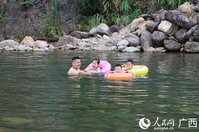 人们在英俊大峡谷戏水。人民网 付华周摄
