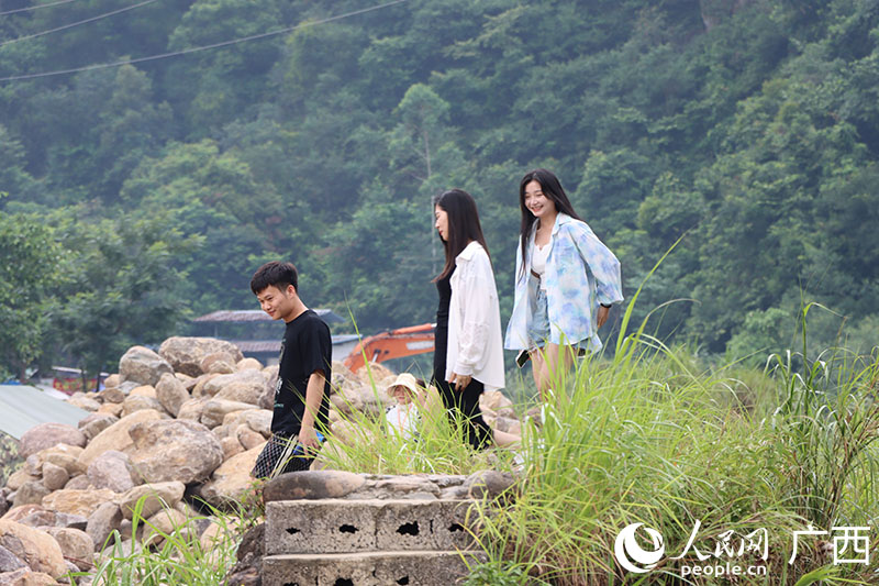 在英俊大峡谷避暑的游客。人民网 付华周摄